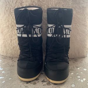 The Icon Moonboot in black